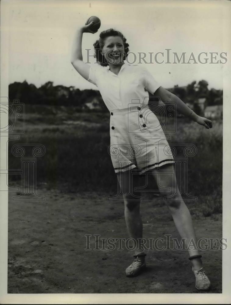 1945 Press Photo Judith Stelma Press Playground Olympics Baseball Throw - Historic Images