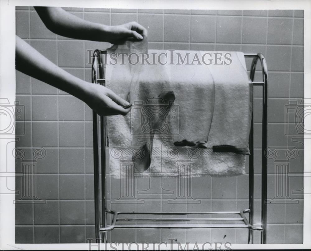 1960 Press Photo Towel Bar - Historic Images