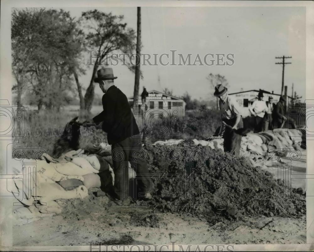 1938 Press Photo Workmen Building a Sandbag and Mud Dike - nee37306 - Historic Images