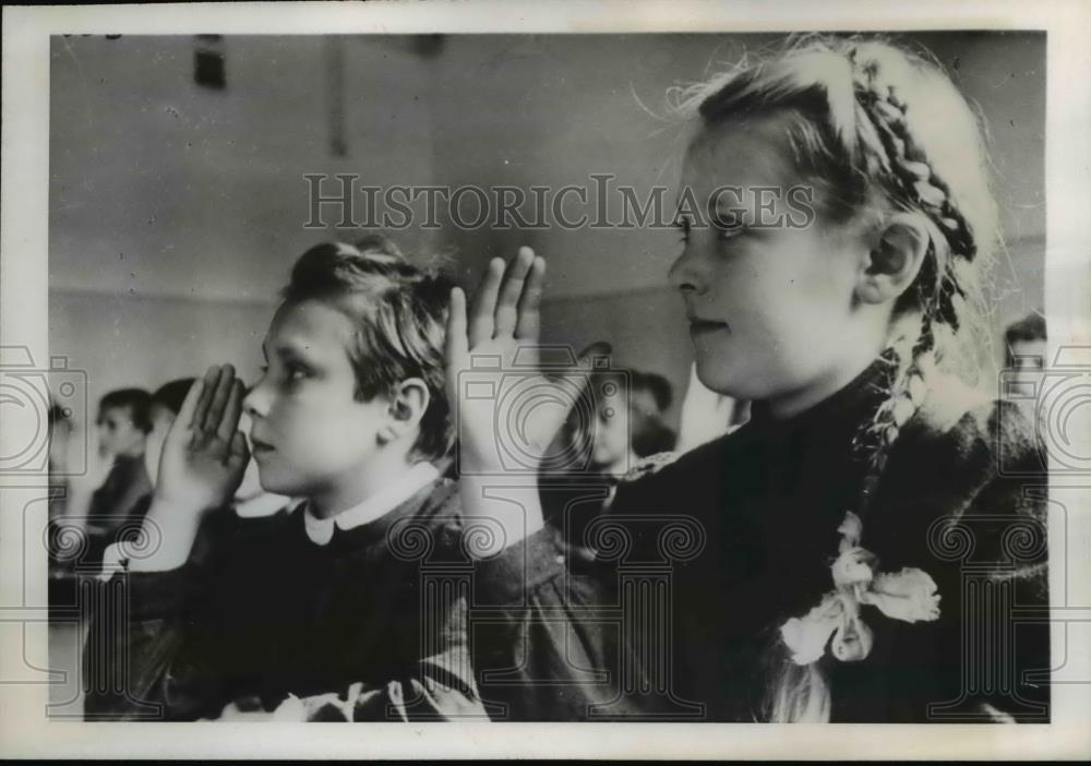 1946 Press Photo 2 Orphans of Leningrad Siege in School Raising Hands to Answer - Historic Images