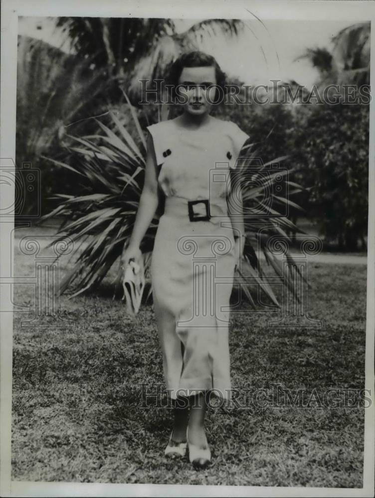 1934 Press Photo Caroline Crowley of New York City at Flamingo Hotel Miami Beach - Historic Images