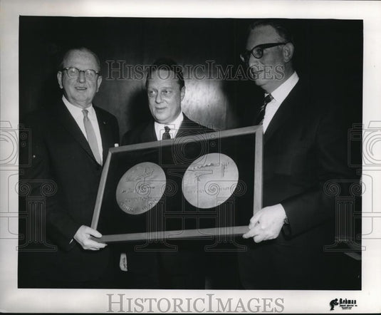 1966 Press Photo Fairmount Temple Cleveland Ohio Dr Norman Peale, Rabbi Leljveld - Historic Images
