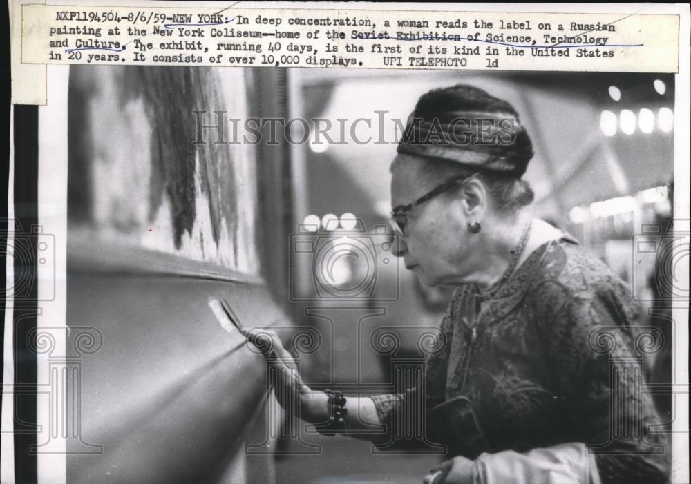 1959 Press Photo Woman Reads Russian Painting Label at Soviet Exhibition - Historic Images