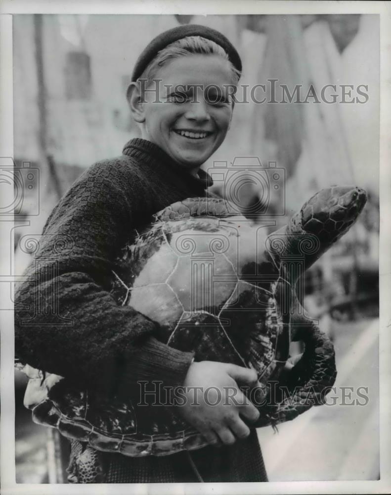 1954 Press Photo Axel Johansson of Sweden with Turtle Training for Merchant Navy - Historic Images