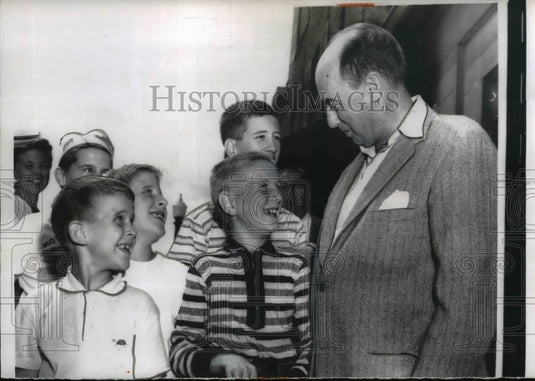 1956 Press Photo Libertyville, IL Adlai Stevenson chatting with youngsters - Historic Images
