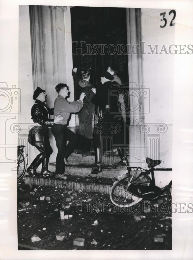 1956 Press Photo Amsterdam Netherlands police check anti communist protest - Historic Images