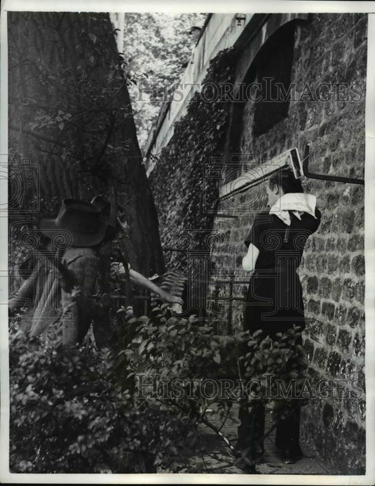 1957 Press Photo Traveler Shaves Along Quay D'Orsay of the Seine in Paris - Historic Images