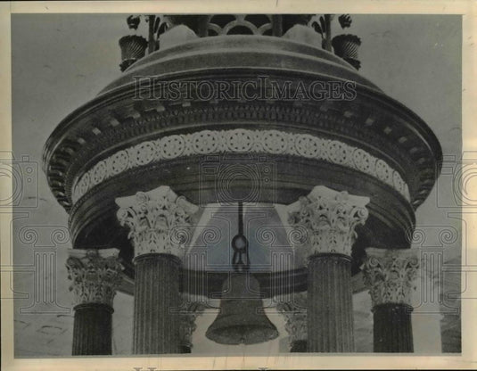 1956 Press Photo The Lutine Bell at Rostrum of Lloyds of London - Historic Images