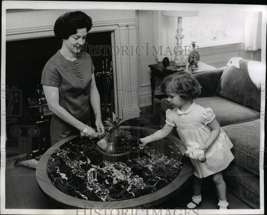 1967 Press Photo Mrs Jackie Kuykendall & daughter Kay has Exotic-Wood fruit - Historic Images