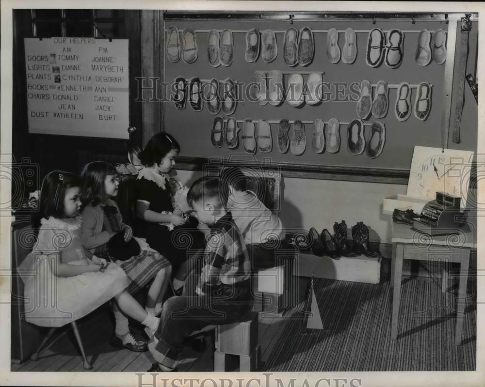 1956 Press Photo Molly Livingood Gail Krueger Margaret Mary Wolf at Hanes School - Historic Images