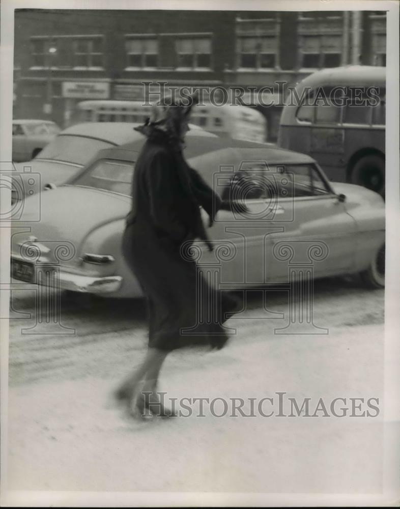 1955 Press Photo A woman freezing on the weather of March 7, 1955 - nee25057 - Historic Images