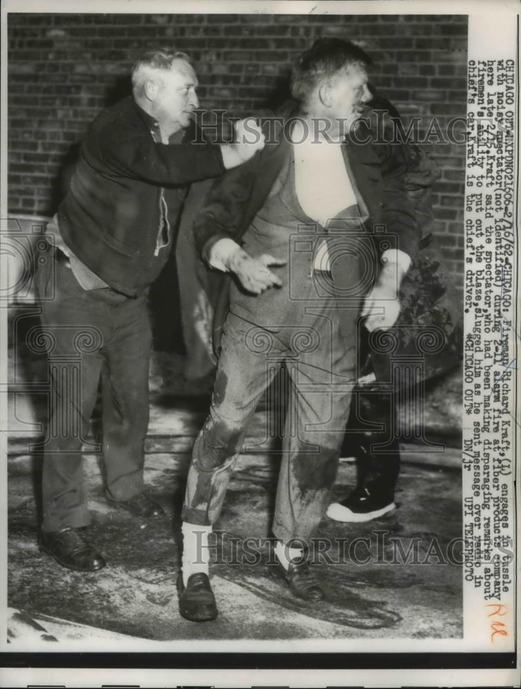 1962 Press Photo Fireman Ricard Kraft engages in tussle with spectator at fire - Historic Images