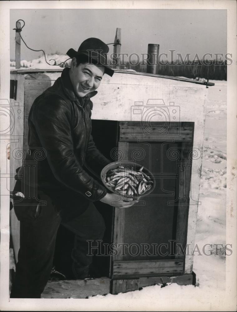 1940 Press Photo The smelt catcher in Smeltania - nee34259 - Historic Images