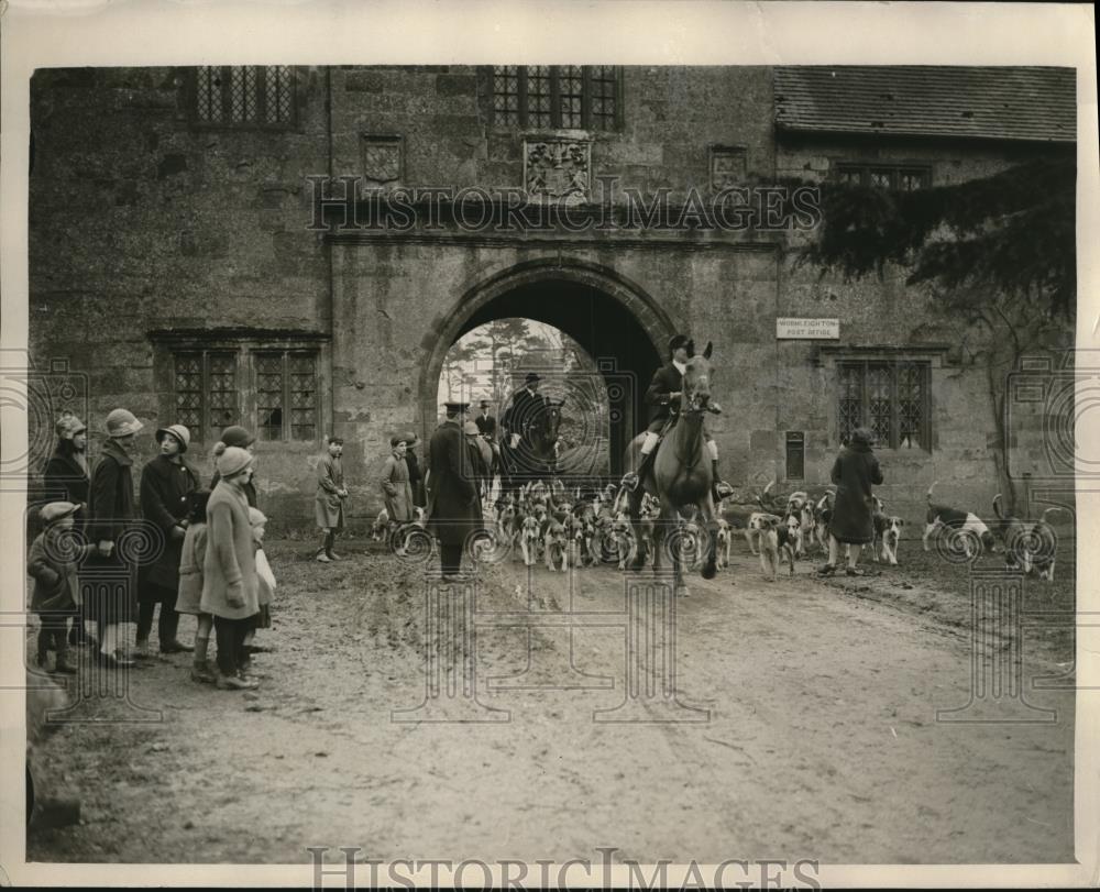 1927 Press Photo The meet passing the Wormleghton Post Office - Historic Images