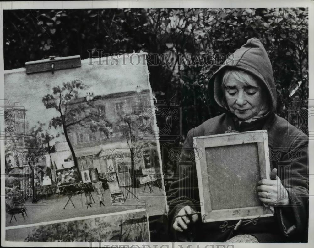 1961 Press Photo The lady with the heavy parka while doing her art works - Historic Images