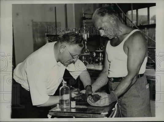 1937 Press Photo Dr. Joseph Carpe and assistant give injection to mink - Historic Images