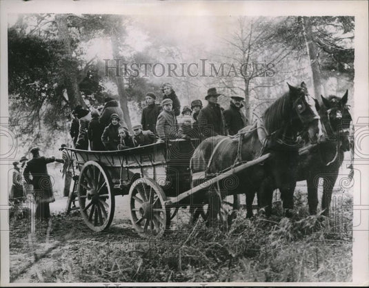 1936 Press Photo Villagers in cart shown as they watched Cortege of King George, - Historic Images