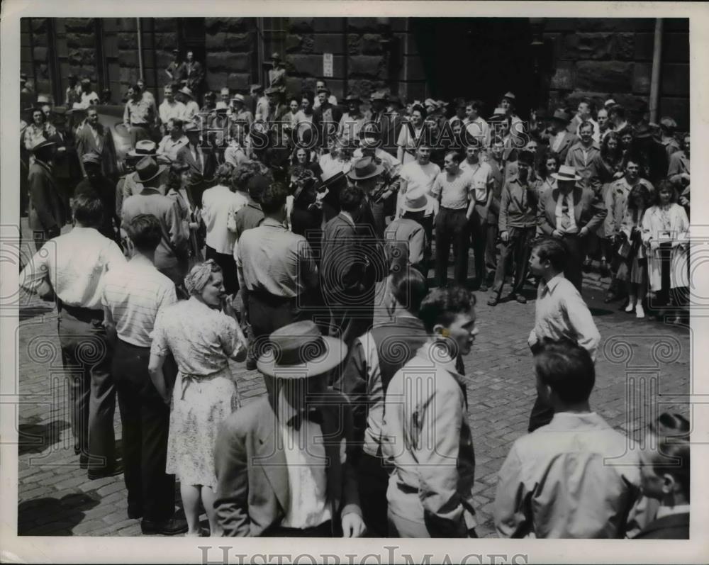 1948 Press Photo Crowd at Penn Station Welcoming Cleveland Indians From Road Tri - Historic Images