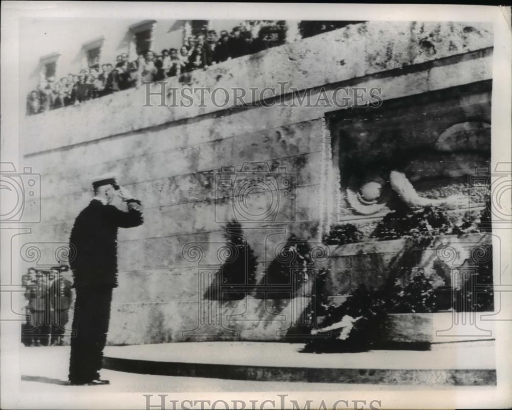 1944 Press Photo Greek Navy Admiral Voulgaris Salutes at Unknown Soldier Tomb - Historic Images