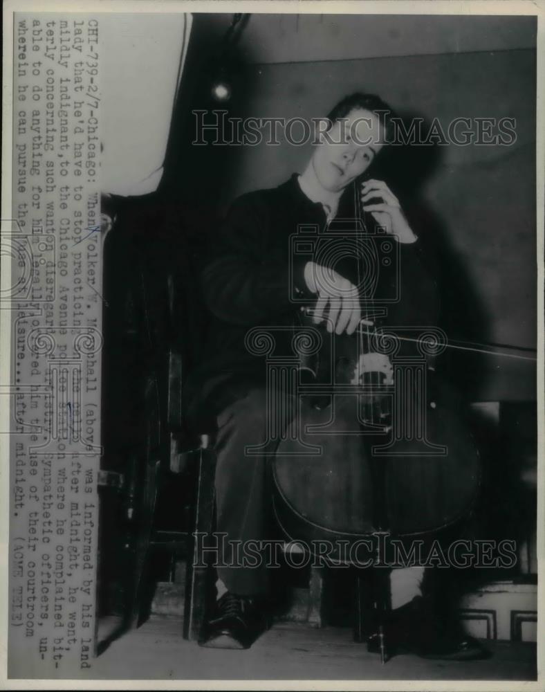 1947 Press Photo Volker W Marschall practices cello in courtroom in Chicago - Historic Images