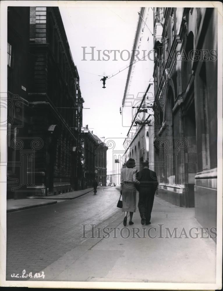 1946 Press Photo Lombard Street, Center Of Banking Street In England - Historic Images