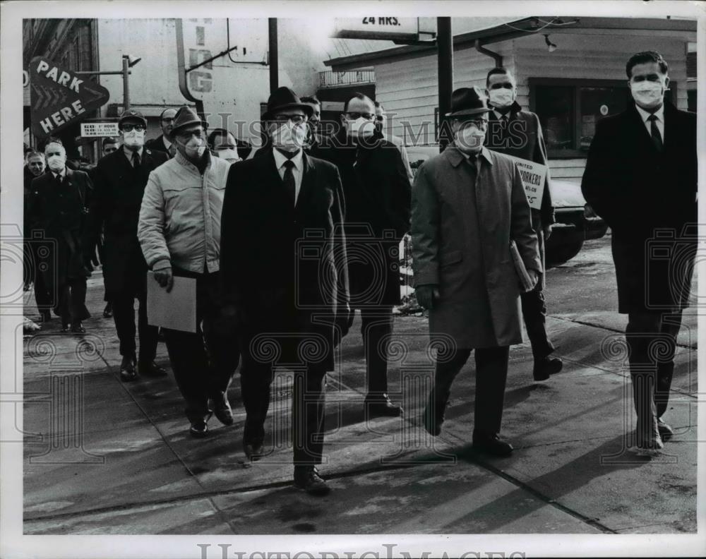 1970 Press Photo Steel Union Workers Walk from Pollution Hearing at City Hall - Historic Images