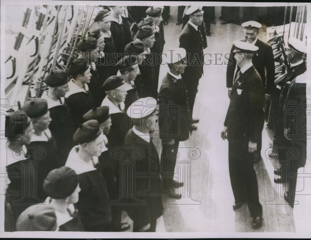 1933 Press Photo King Haakon of Norway & Crown Prince Olav inspect "Serlandet" - Historic Images