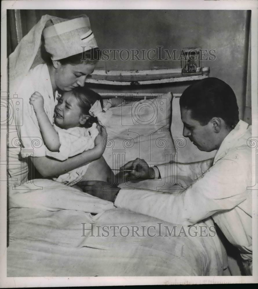 1950 Press Photo Young TB Patient in Paris Hospital Being Treated - Historic Images