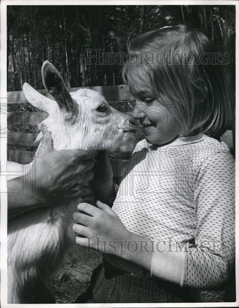 1961 Press Photo A young girl &amp; a goat at a zoo - Historic Images