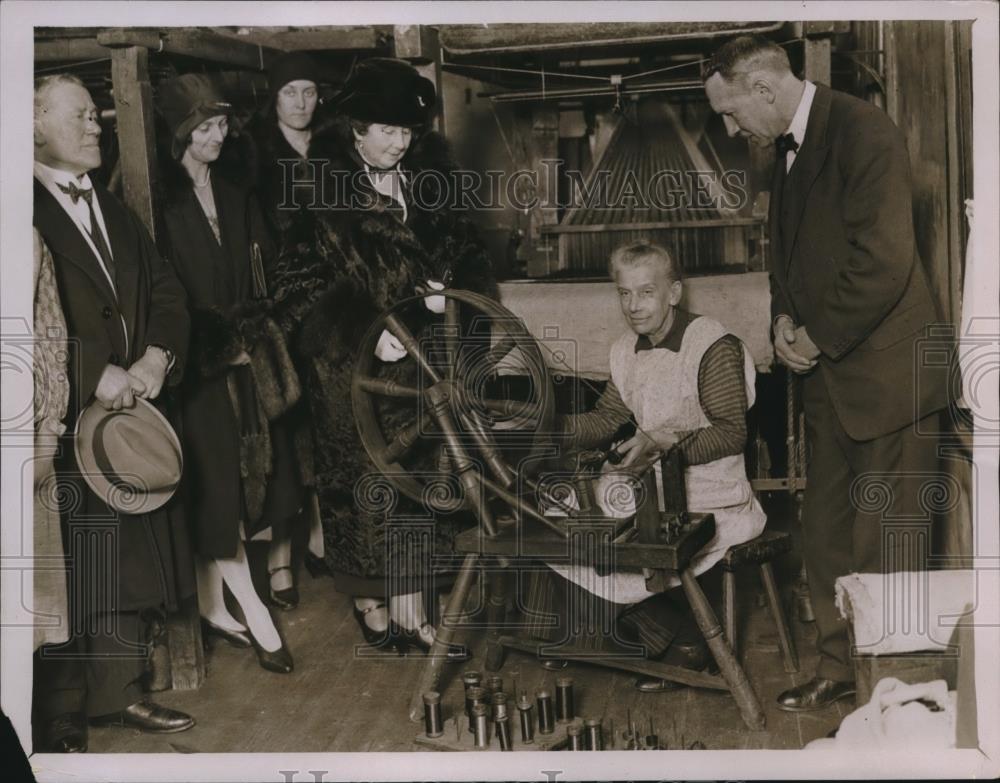 1930 Press Photo Mrs Baldwin visits one of the silk weavers in their home - Historic Images