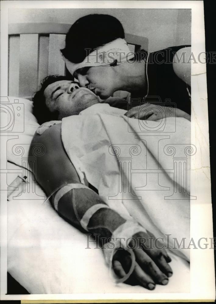 1971 Press Photo Helen Harbin Kisses Train Wreck Victim Husband Eugene - Historic Images