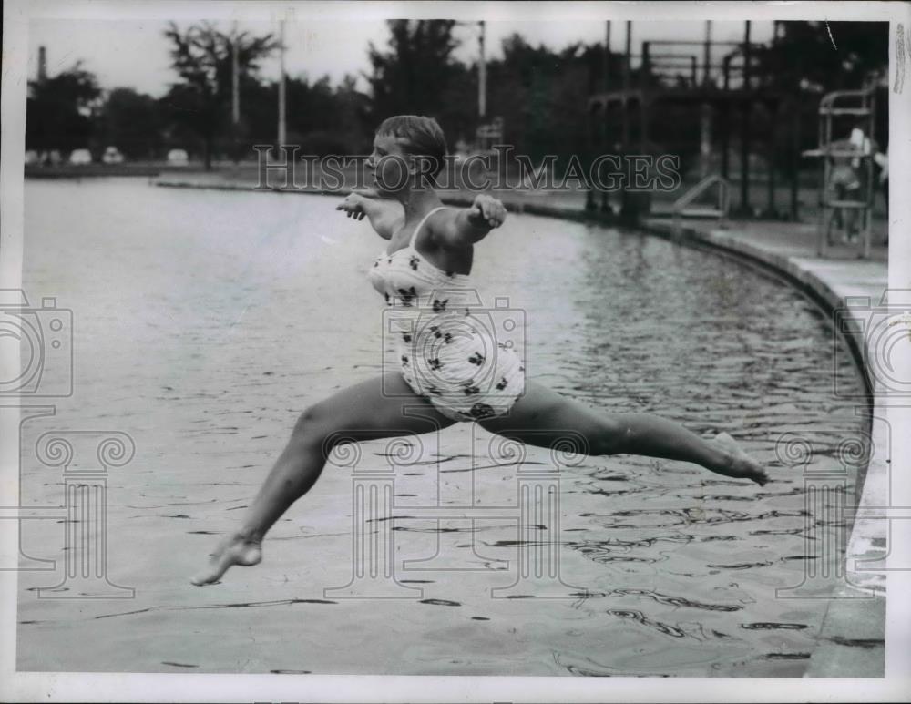 1956 Press Photo Emma Lou Yurbanec a lifeguard involved in water running sport - Historic Images