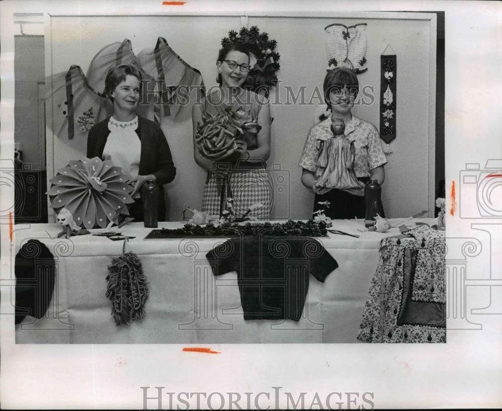 1967 Press Photo Mrs R Weber Mrs Garrett Mrs F McCord Holiday Bazaar Willoughby - Historic Images