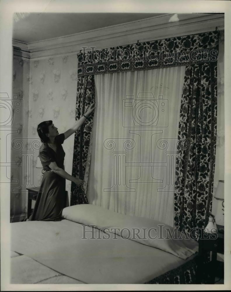 1949 Press Photo Drapes for window treatment - nee26750 - Historic Images