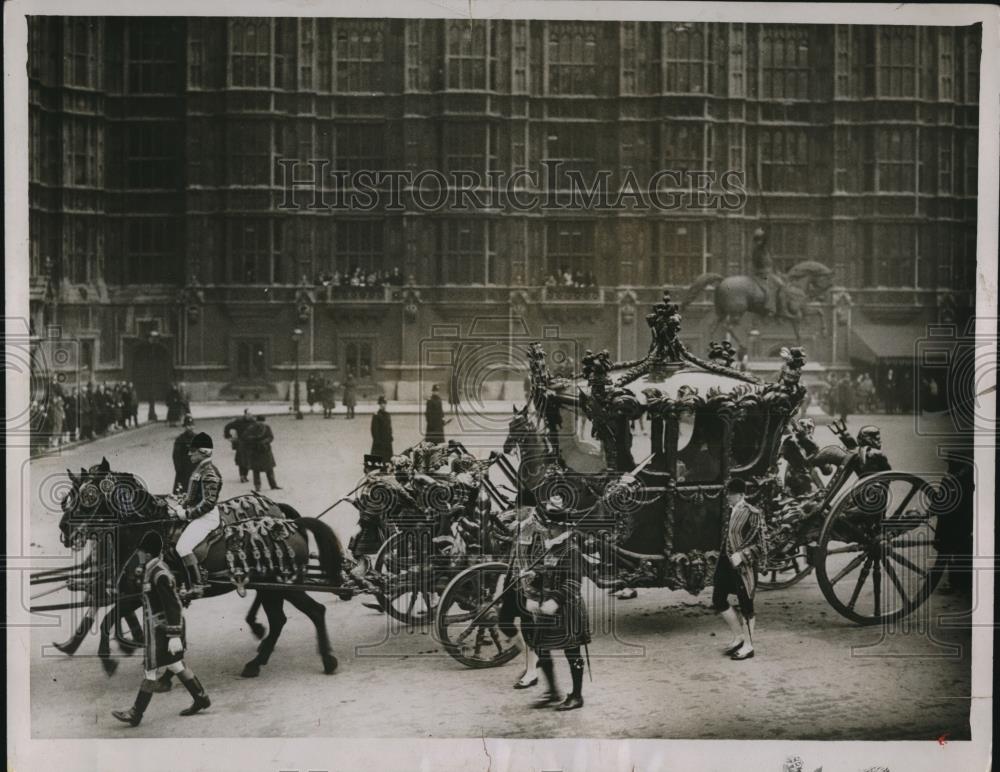 1928 Press Photo The King in the State Coach leaving the Victoria Tower Entrance - Historic Images