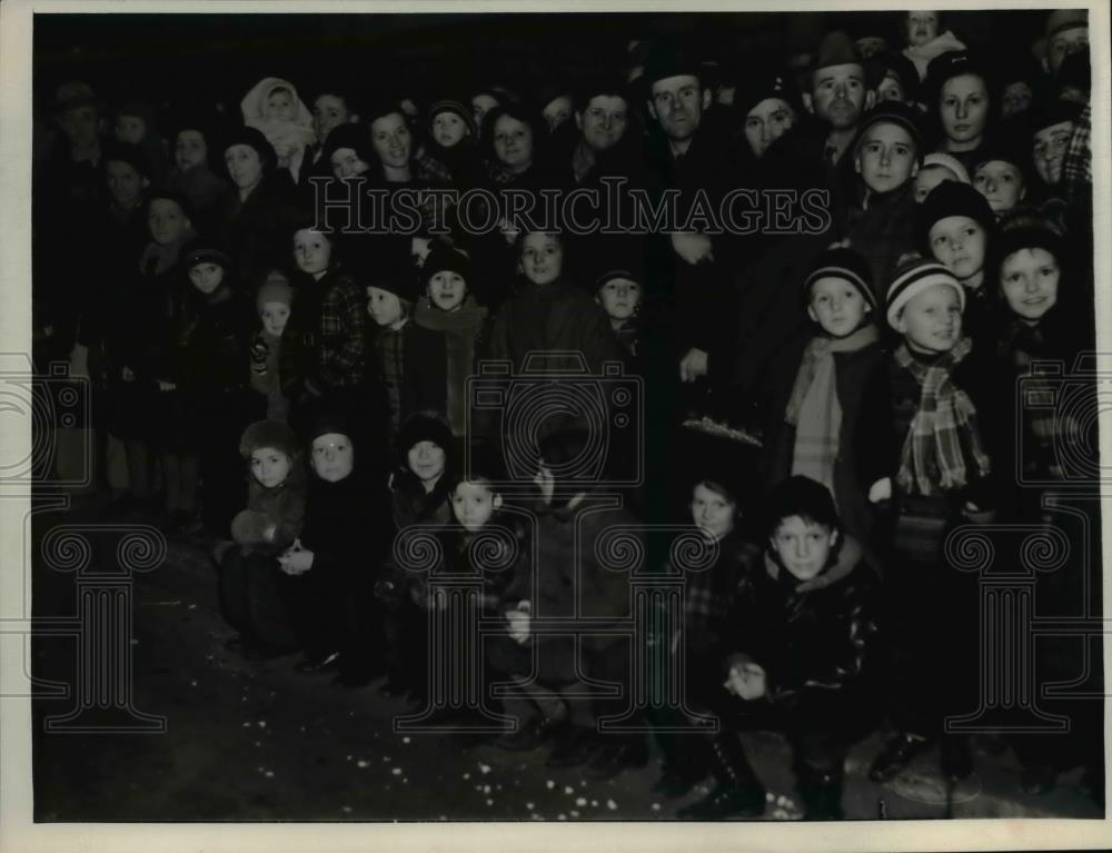 1937 Press Photo Crowd Watching The Press Christmas Parade - nee37339 - Historic Images