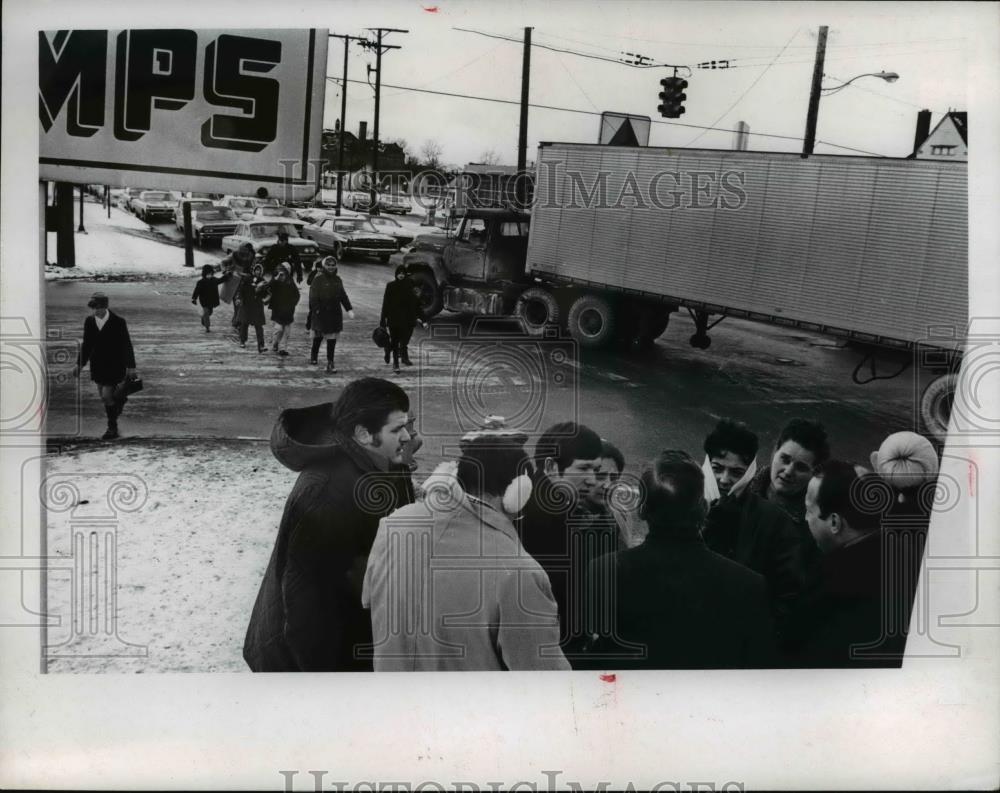 1970 Press Photo Councilman Dennis Kucinick with Ward 7 Residents - nee34663 - Historic Images