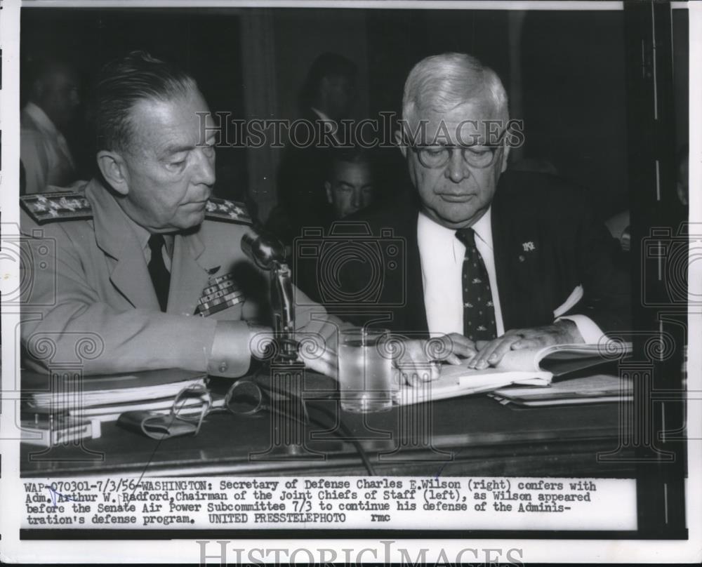 1956 Press Photo Secy Charles E. Wilson confers with Arthur Radford at committee - Historic Images