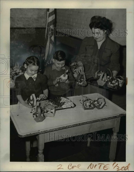 1944 Press Photo Orchard PTA Marilyn Nemeth, Herbert Steber & Mrs Freier Jr - Historic Images