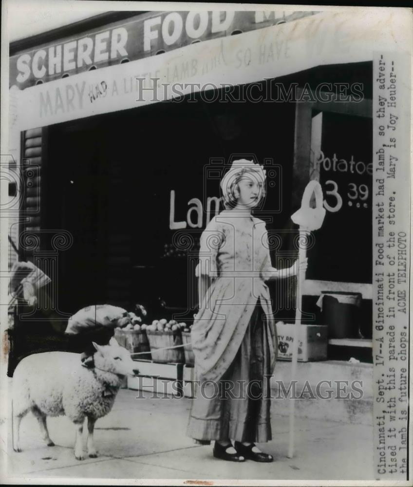 1946 Press Photo Mary parades a sheep in front of a Cincinnati food market - Historic Images