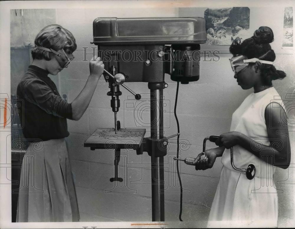 1964 Press Photo The Walnut Junior High School students Anne Taylor &amp; Noble - Historic Images