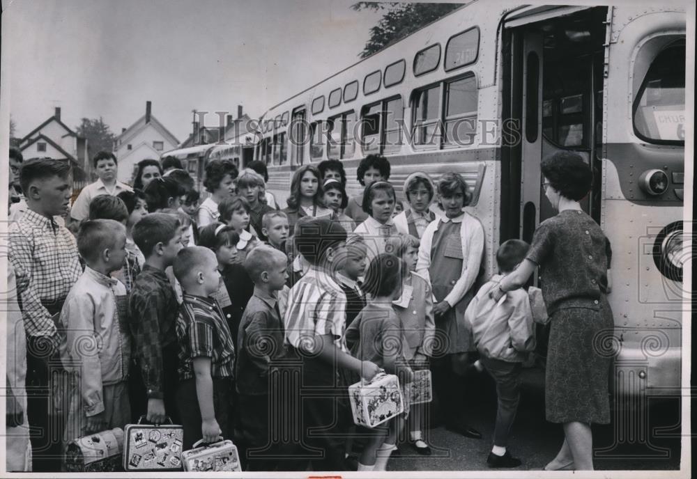 1965 Press Photo Bubrer School Children boarding buses for temporary classes - Historic Images