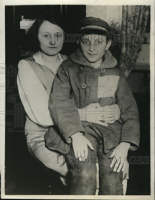 1930 Press Photo George Graham with grandmother - nee30590 - Historic Images