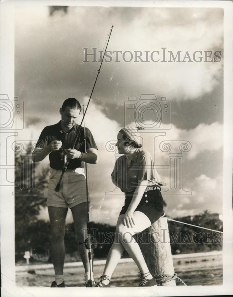 1938 Press Photo Guernsey Curran Jr, baits wifes hook while fishing, Florida - Historic Images