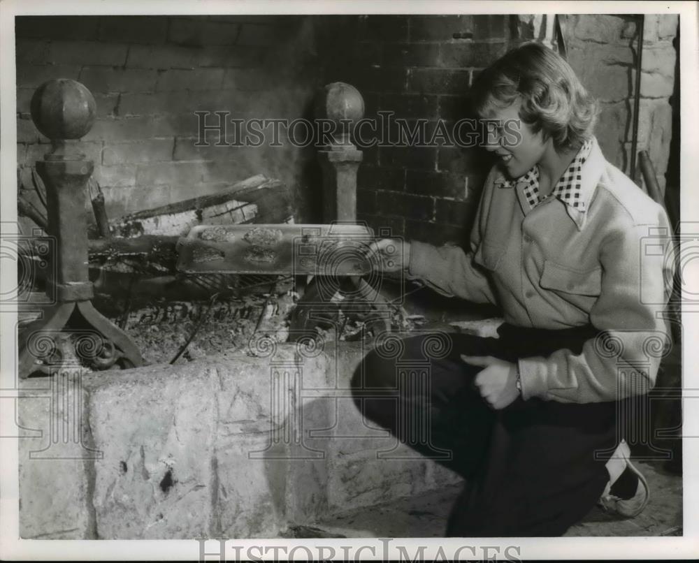 1953 Press Photo Linda Mehnert broils hamburgers using firewoods - nee37328 - Historic Images