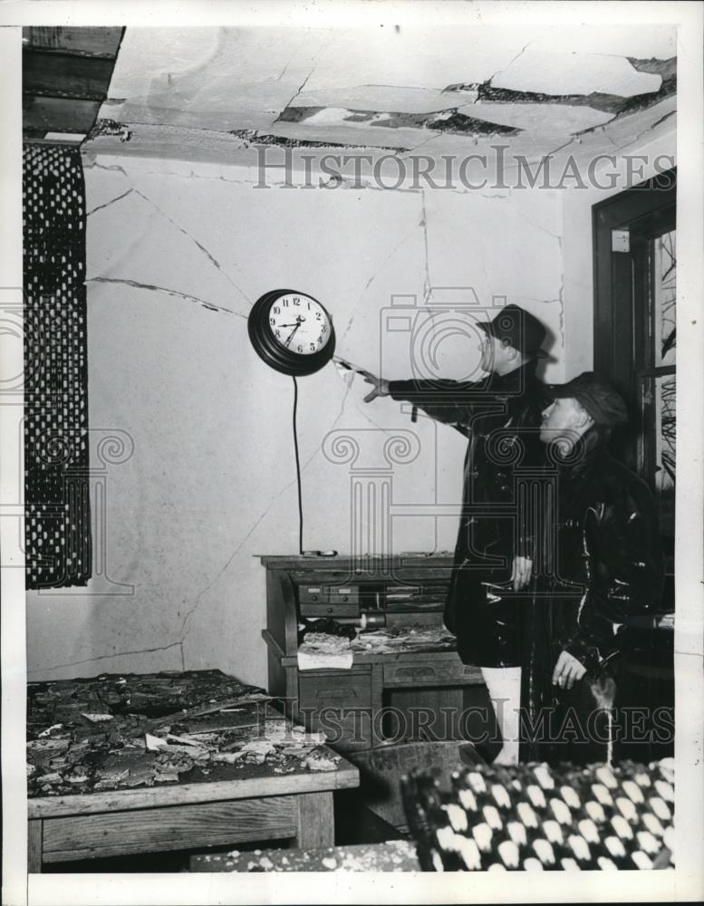 1940 Press Photo Clock in United States Railway Signal Corporation stopped - Historic Images