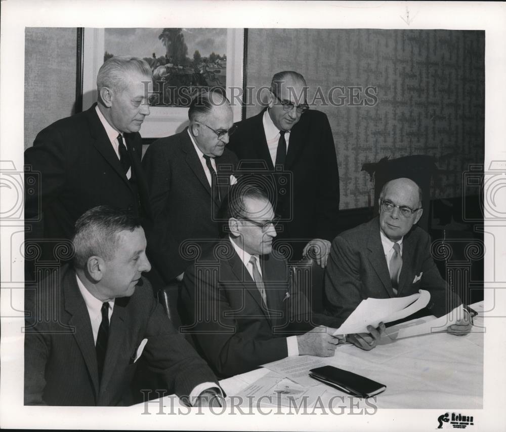 1965 Press Photo U.S. Savings Bonds Executive Committee, Wade N. Harris - Historic Images