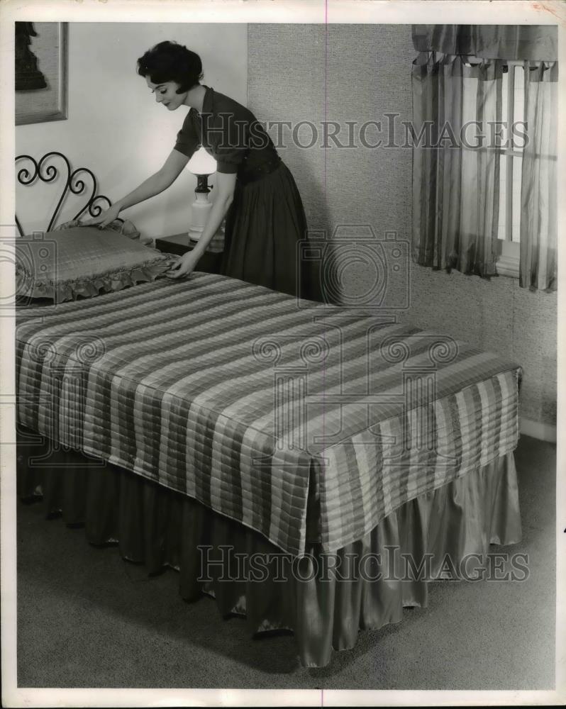 1958 Press Photo Channel Quilted Coverlet with Dust Ruffle and Curtains - Historic Images