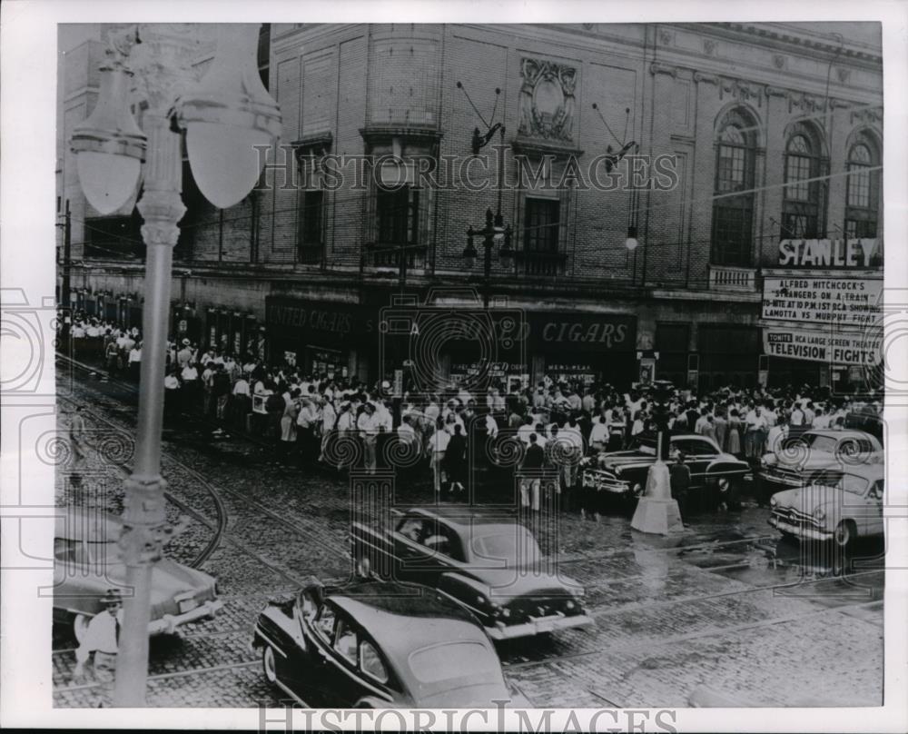 1955 Press Photo Lines in Philadelphia Pa for Motta-Murphy fight - nes27754 - Historic Images