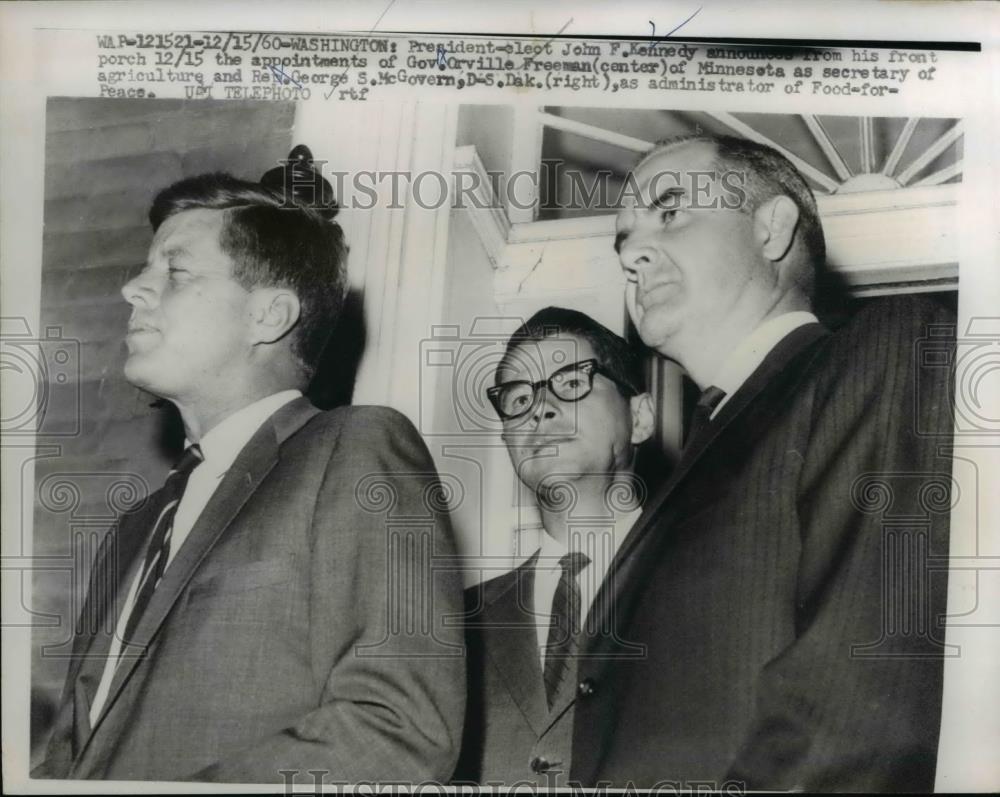 1960 Press Photo Pres. elect John F Kennedy makes announcement on front porch - Historic Images